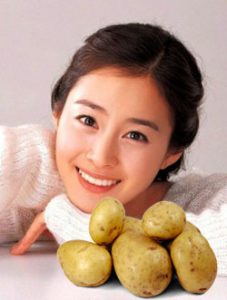 cara alami memutihkan wajah dengan kentang