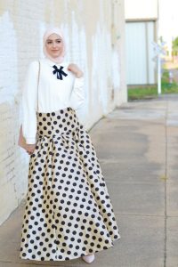 Model-Busana-Muslim-Terbaru-Polkadot-Putih